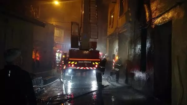 Son dakika... İZMİR FIRININ BACASINDA ÇIKAN YANGIN 3 EVE SIÇRADI Son dakika... İZMİR FIRININ BACASINDA ÇIKAN YANGIN 3 EVE SIÇRADI