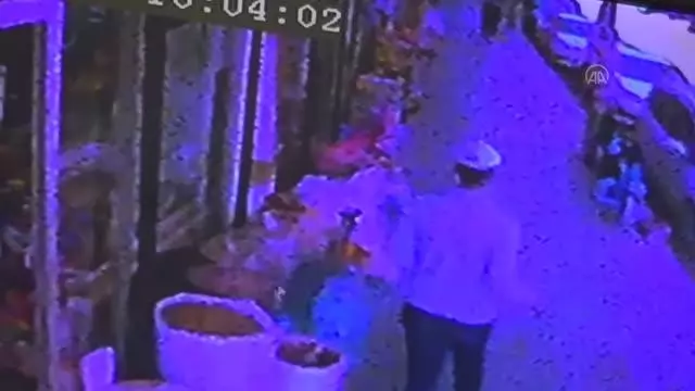 GAZİANTEP - Kuru yemişçideki sadaka kutusunun çalınması güvenlik kamerasına yansıdı GAZİANTEP - Kuru yemişçideki sadaka kutusunun çalınması güvenlik kamerasına yansıdı