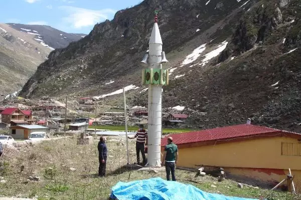 Gelenek sürdü; kışın 'çığda yıkılmasın' diye yatırılan minare, baharla yeniden kaldırıldı Gelenek sürdü; kışın 'çığda yıkılmasın' diye yatırılan minare, baharla yeniden kaldırıldı