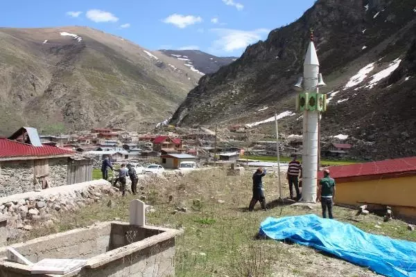 Gelenek sürdü; kışın 'çığda yıkılmasın' diye yatırılan minare, baharla yeniden kaldırıldı Gelenek sürdü; kışın 'çığda yıkılmasın' diye yatırılan minare, baharla yeniden kaldırıldı