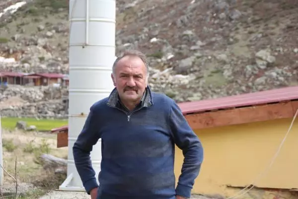 Gelenek sürdü; kışın 'çığda yıkılmasın' diye yatırılan minare, baharla yeniden kaldırıldı Gelenek sürdü; kışın 'çığda yıkılmasın' diye yatırılan minare, baharla yeniden kaldırıldı