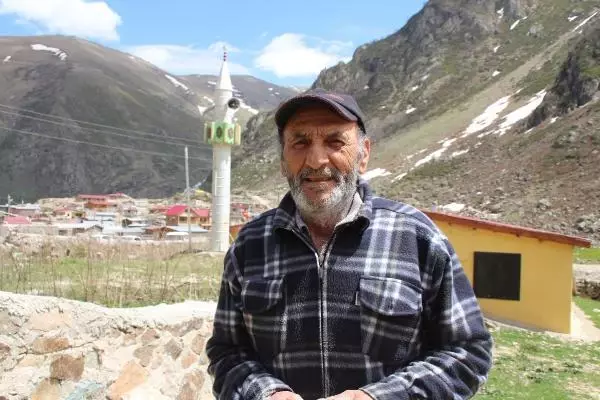 Gelenek sürdü; kışın 'çığda yıkılmasın' diye yatırılan minare, baharla yeniden kaldırıldı Gelenek sürdü; kışın 'çığda yıkılmasın' diye yatırılan minare, baharla yeniden kaldırıldı