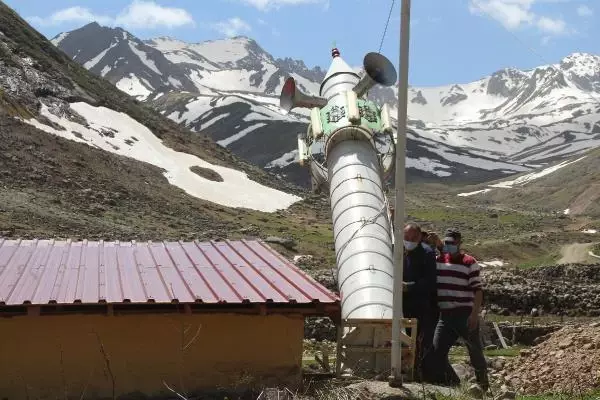Gelenek sürdü; kışın 'çığda yıkılmasın' diye yatırılan minare, baharla yeniden kaldırıldı Gelenek sürdü; kışın 'çığda yıkılmasın' diye yatırılan minare, baharla yeniden kaldırıldı