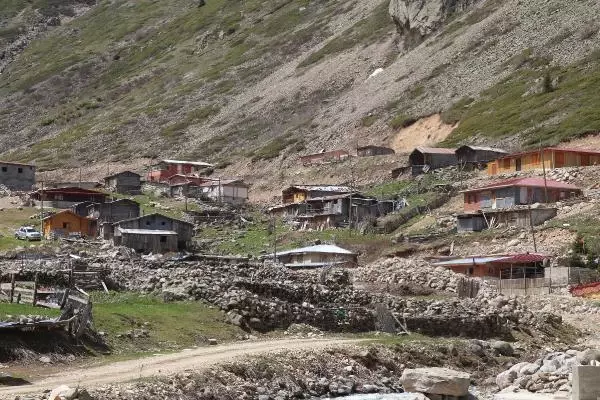 Gelenek sürdü; kışın 'çığda yıkılmasın' diye yatırılan minare, baharla yeniden kaldırıldı Gelenek sürdü; kışın 'çığda yıkılmasın' diye yatırılan minare, baharla yeniden kaldırıldı