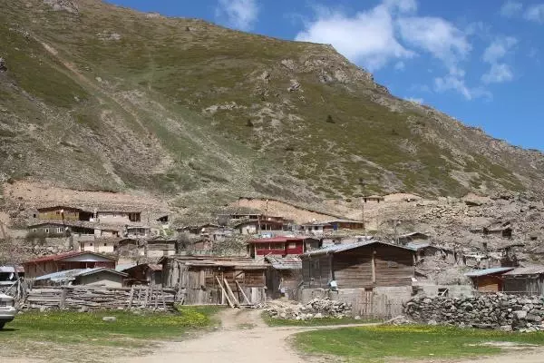Gelenek sürdü; kışın 'çığda yıkılmasın' diye yatırılan minare, baharla yeniden kaldırıldı Gelenek sürdü; kışın 'çığda yıkılmasın' diye yatırılan minare, baharla yeniden kaldırıldı