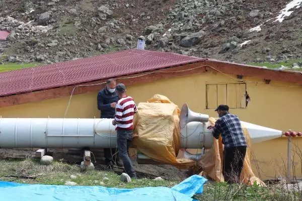 Gelenek sürdü; kışın 'çığda yıkılmasın' diye yatırılan minare, baharla yeniden kaldırıldı Gelenek sürdü; kışın 'çığda yıkılmasın' diye yatırılan minare, baharla yeniden kaldırıldı