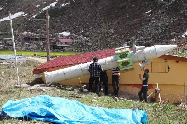 Gelenek sürdü; kışın 'çığda yıkılmasın' diye yatırılan minare, baharla yeniden kaldırıldı Gelenek sürdü; kışın 'çığda yıkılmasın' diye yatırılan minare, baharla yeniden kaldırıldı