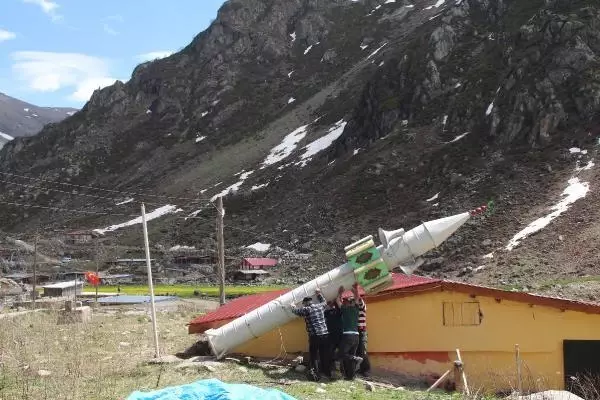 Gelenek sürdü; kışın 'çığda yıkılmasın' diye yatırılan minare, baharla yeniden kaldırıldı Gelenek sürdü; kışın 'çığda yıkılmasın' diye yatırılan minare, baharla yeniden kaldırıldı