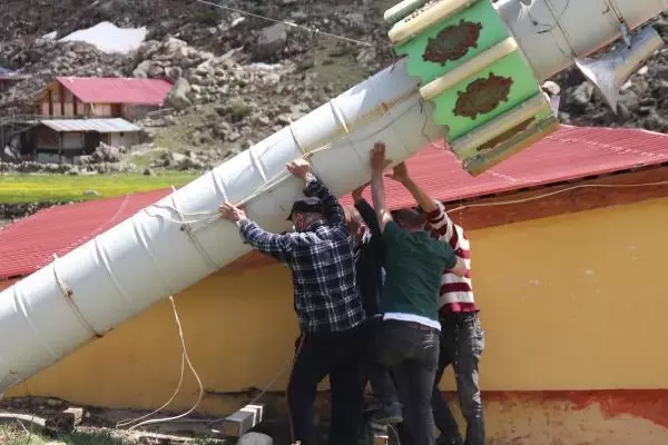 Gelenek sürdü; kışın 'çığda yıkılmasın' diye yatırılan minare, baharla yeniden kaldırıldı Gelenek sürdü; kışın 'çığda yıkılmasın' diye yatırılan minare, baharla yeniden kaldırıldı