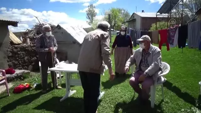 Göç eden vatandaşlar kısıtlama günlerini döndükleri köylerinde geçiriyor Göç eden vatandaşlar kısıtlama günlerini döndükleri köylerinde geçiriyor