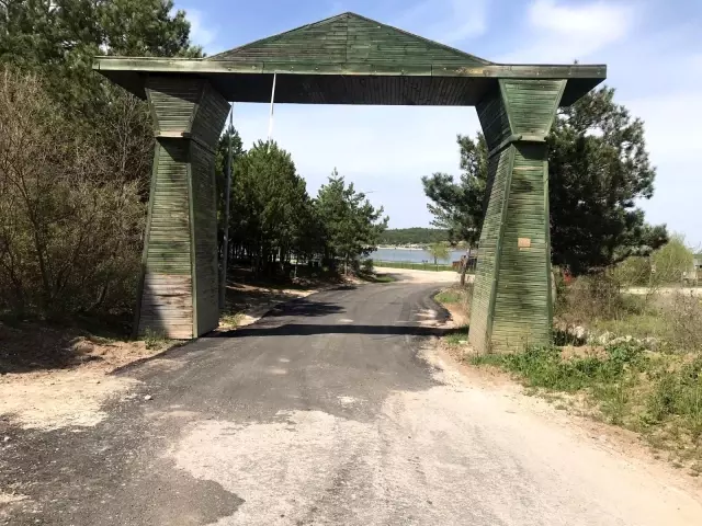 Gölpark Mesire Alanı'nın köstebek yuvasına dönen yolları onarılıyor Gölpark Mesire Alanı'nın köstebek yuvasına dönen yolları onarılıyor