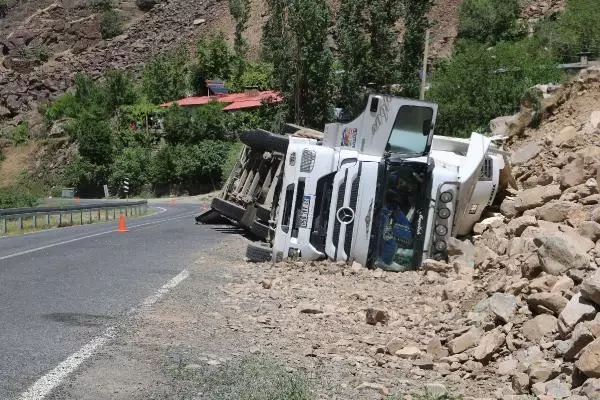 HAKKARİ'DE İP YÜKLÜ TIR DEVRİLDİ