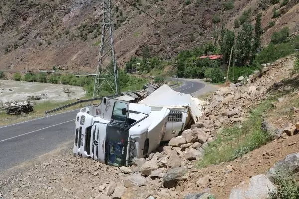 HAKKARİ'DE İP YÜKLÜ TIR DEVRİLDİ