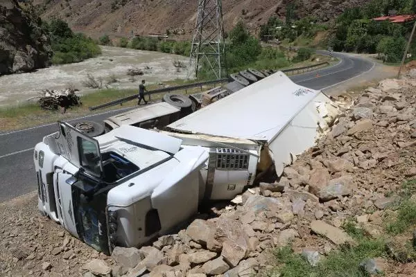 HAKKARİ'DE İP YÜKLÜ TIR DEVRİLDİ