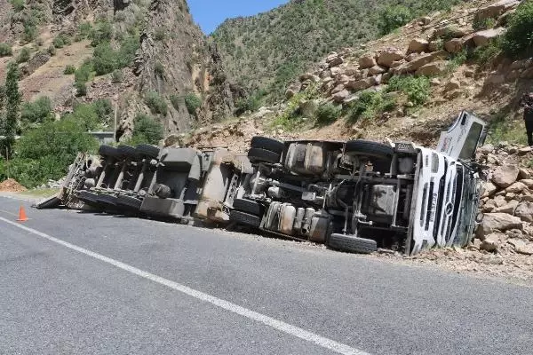 HAKKARİ'DE İP YÜKLÜ TIR DEVRİLDİ