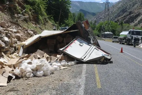 HAKKARİ'DE İP YÜKLÜ TIR DEVRİLDİ