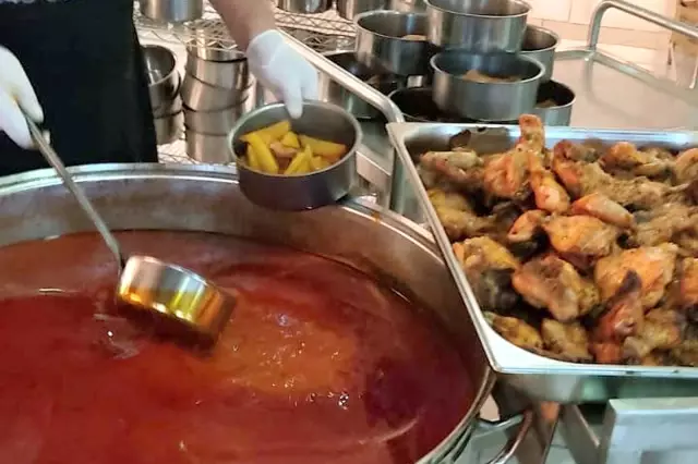 Her gün 490 aileye sıcak yemek dağıtılıyor Her gün 490 aileye sıcak yemek dağıtılıyor
