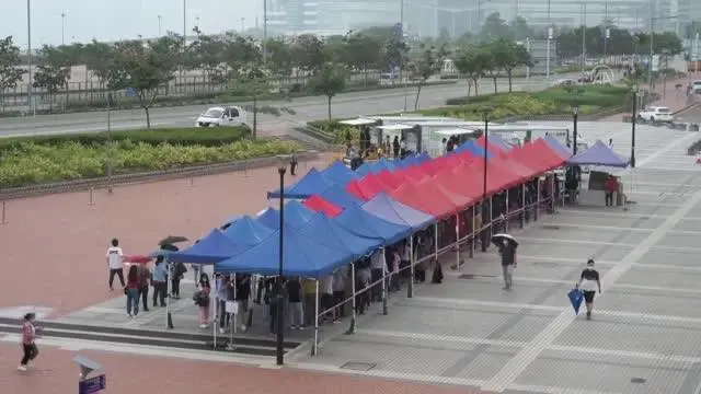 Hong Kong'ta yerli ve yabancı çalışanlar için mobil kovid-19 test merkezleri kuruldu Hong Kong'ta yerli ve yabancı çalışanlar için mobil kovid-19 test merkezleri kuruldu