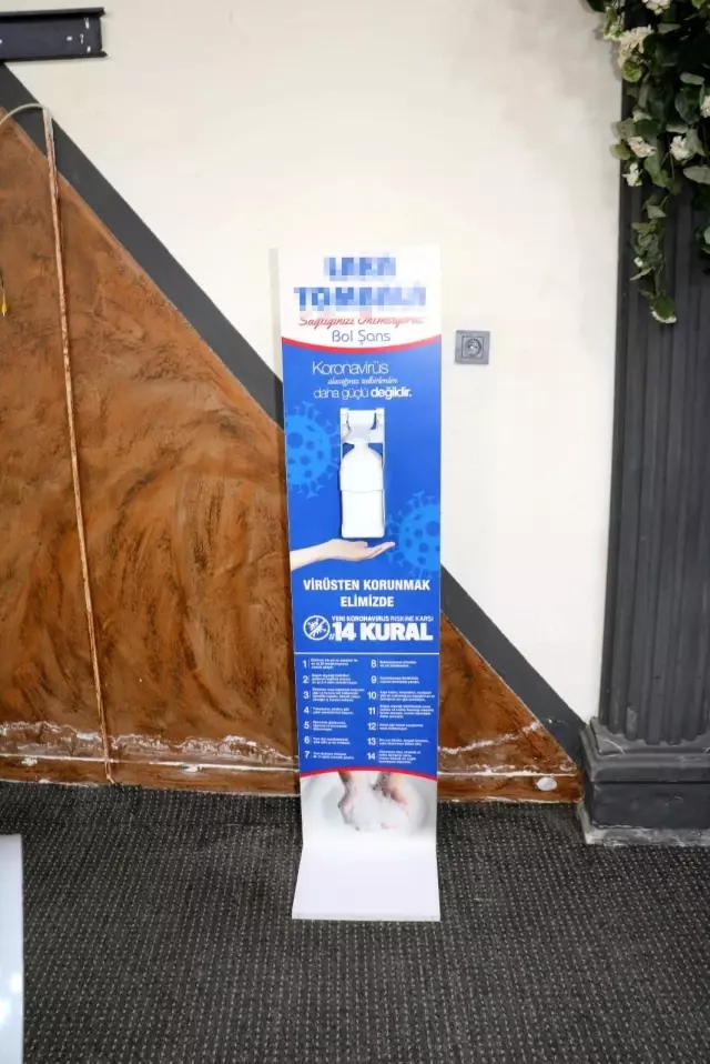 İçerde dip dibe kumar, kapıda dezenfektan: Jandarma bile şaşırdı İçerde dip dibe kumar, kapıda dezenfektan: Jandarma bile şaşırdı