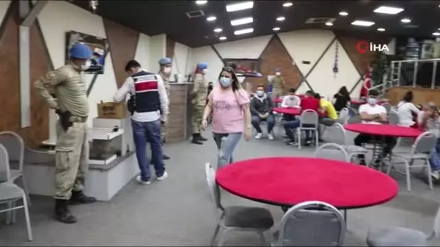 İçerde dip dibe kumar, kapıda dezenfektan: Jandarma bile şaşırdı İçerde dip dibe kumar, kapıda dezenfektan: Jandarma bile şaşırdı