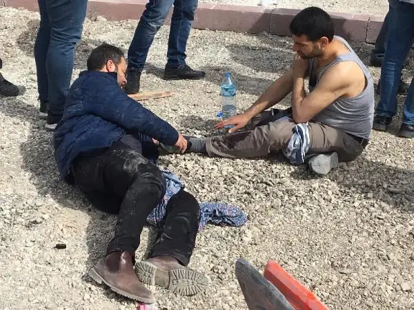 KONYA İKİ GRUP ARASINDA SİLAHLI, BIÇAKLI KAVGA 1'İ AĞIR 4 YARALI KONYA İKİ GRUP ARASINDA SİLAHLI, BIÇAKLI KAVGA 1'İ AĞIR 4 YARALI