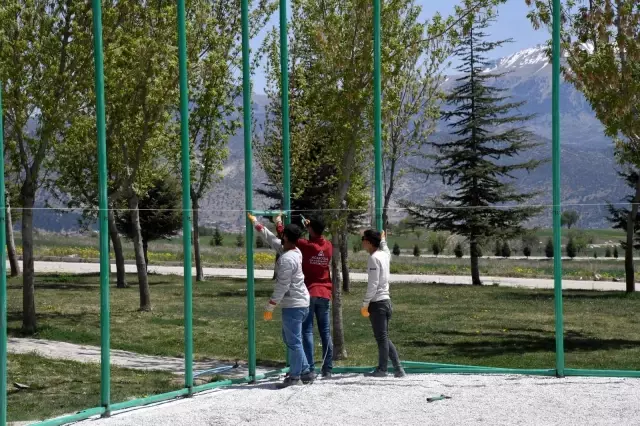 Isparta'da 16 semt spor sahası inşa ediliyor Isparta'da 16 semt spor sahası inşa ediliyor