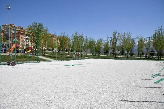 Isparta'da 16 semt spor sahası inşa ediliyor Isparta'da 16 semt spor sahası inşa ediliyor