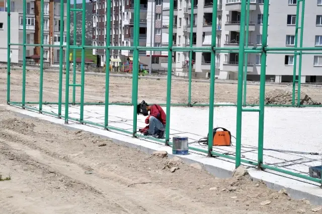 Isparta'da 16 semt spor sahası inşa ediliyor Isparta'da 16 semt spor sahası inşa ediliyor