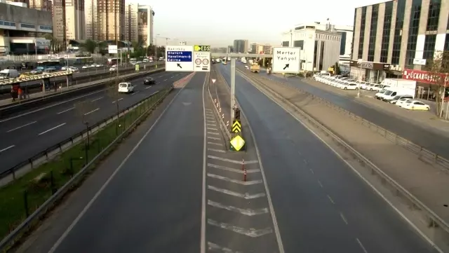 İstanbul'da kısıtlama nedeniyle haftanın ilk gününde yollar boş kaldı İstanbul'da kısıtlama nedeniyle haftanın ilk gününde yollar boş kaldı