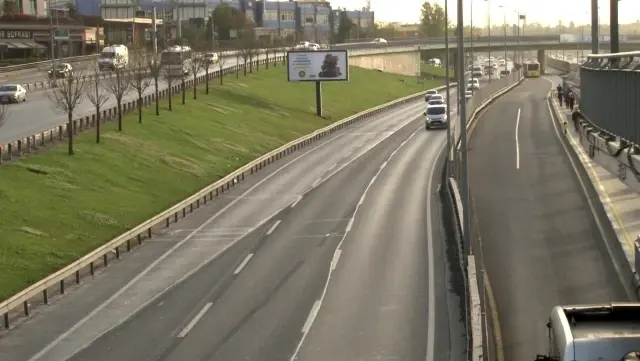 İstanbul'da kısıtlama nedeniyle haftanın ilk gününde yollar boş kaldı İstanbul'da kısıtlama nedeniyle haftanın ilk gününde yollar boş kaldı