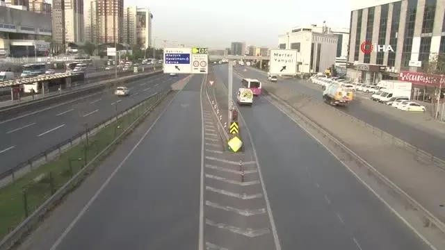 İstanbul'da kısıtlama nedeniyle haftanın ilk gününde yollar boş kaldı İstanbul'da kısıtlama nedeniyle haftanın ilk gününde yollar boş kaldı