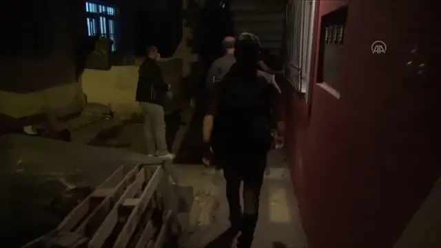 İstanbul'da terör örgütü DEAŞ operasyonunda 16 şüpheli yakalandı İstanbul'da terör örgütü DEAŞ operasyonunda 16 şüpheli yakalandı
