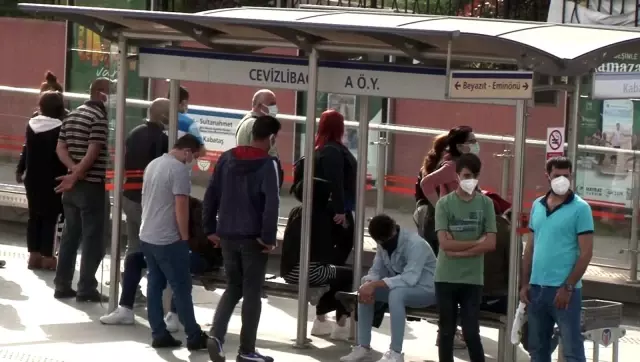 İstanbul'da toplu taşıma duraklarında yoğunluk İstanbul'da toplu taşıma duraklarında yoğunluk
