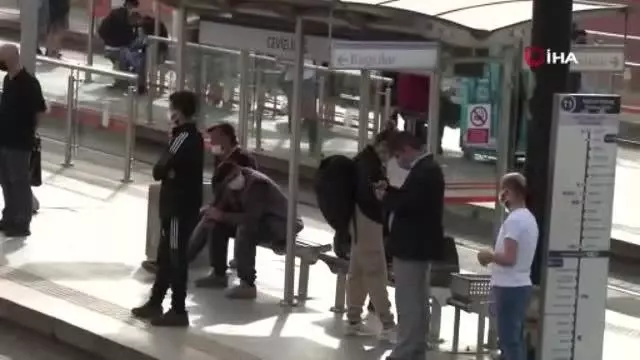 İstanbul'da toplu taşıma duraklarında yoğunluk İstanbul'da toplu taşıma duraklarında yoğunluk