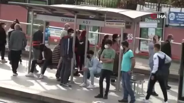 İstanbul'da toplu taşıma duraklarında yoğunluk İstanbul'da toplu taşıma duraklarında yoğunluk