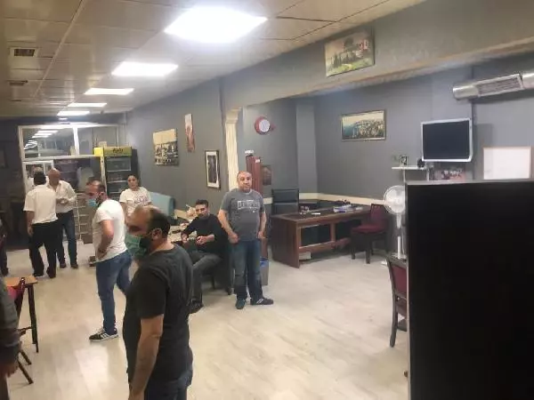 İzmir'de dernekte kumar oynayan 12 kişiye 37 bin 800 lira ceza İzmir'de dernekte kumar oynayan 12 kişiye 37 bin 800 lira ceza