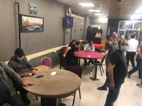 İzmir'de dernekte kumar oynayan 12 kişiye 37 bin 800 lira ceza İzmir'de dernekte kumar oynayan 12 kişiye 37 bin 800 lira ceza
