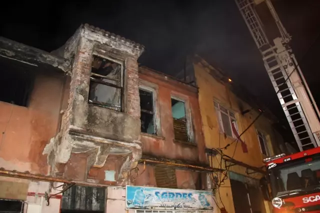 Son dakika haberleri: İzmir'de fırın bacasından çıkan yangında 3 bina hasar gördü Son dakika haberleri: İzmir'de fırın bacasından çıkan yangında 3 bina hasar gördü