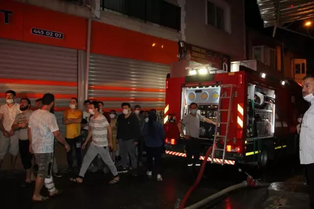 Son dakika haberleri: İzmir'de fırın bacasından çıkan yangında 3 bina hasar gördü Son dakika haberleri: İzmir'de fırın bacasından çıkan yangında 3 bina hasar gördü