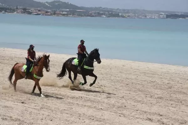 İzmir'de Ilıca Plajı'nda atlı denetim İzmir'de Ilıca Plajı'nda atlı denetim