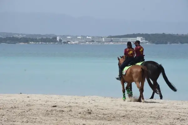 İzmir'de Ilıca Plajı'nda atlı denetim İzmir'de Ilıca Plajı'nda atlı denetim
