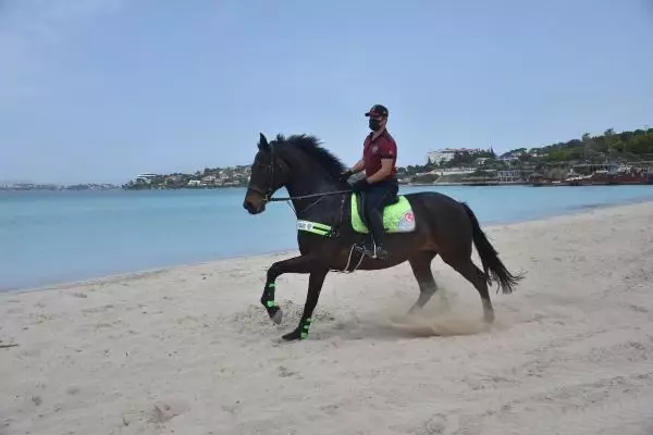 İzmir'de Ilıca Plajı'nda atlı denetim İzmir'de Ilıca Plajı'nda atlı denetim