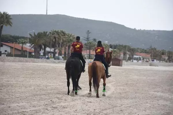 İzmir'de Ilıca Plajı'nda atlı denetim İzmir'de Ilıca Plajı'nda atlı denetim