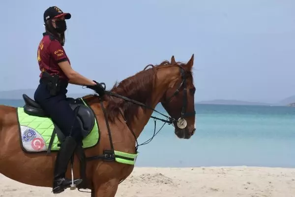 İzmir'de Ilıca Plajı'nda atlı denetim İzmir'de Ilıca Plajı'nda atlı denetim