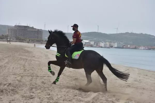 İzmir'de Ilıca Plajı'nda atlı denetim İzmir'de Ilıca Plajı'nda atlı denetim