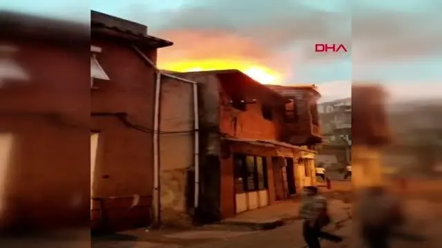 Son dakika... İZMİR FIRININ BACASINDA ÇIKAN YANGIN 3 EVE SIÇRADI Son dakika... İZMİR FIRININ BACASINDA ÇIKAN YANGIN 3 EVE SIÇRADI
