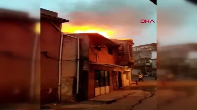 Son dakika... İZMİR FIRININ BACASINDA ÇIKAN YANGIN 3 EVE SIÇRADI Son dakika... İZMİR FIRININ BACASINDA ÇIKAN YANGIN 3 EVE SIÇRADI