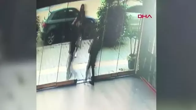 İZMİR İKİ ÇOCUĞUN KEDİYİ BAYILTANA KADAR DÖVMESİNE TEPKİ İZMİR İKİ ÇOCUĞUN KEDİYİ BAYILTANA KADAR DÖVMESİNE TEPKİ