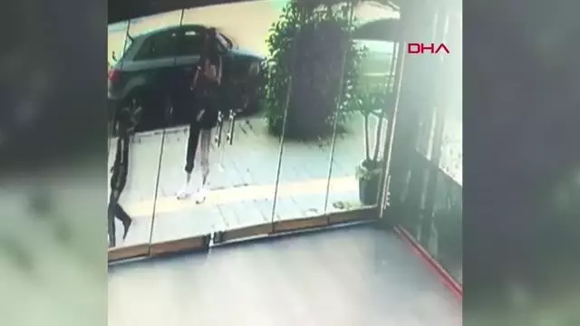 İZMİR İKİ ÇOCUĞUN KEDİYİ BAYILTANA KADAR DÖVMESİNE TEPKİ İZMİR İKİ ÇOCUĞUN KEDİYİ BAYILTANA KADAR DÖVMESİNE TEPKİ