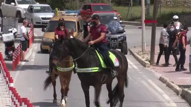 İzmir'de Ilıca Plajı'nda atlı denetim İzmir'de Ilıca Plajı'nda atlı denetim